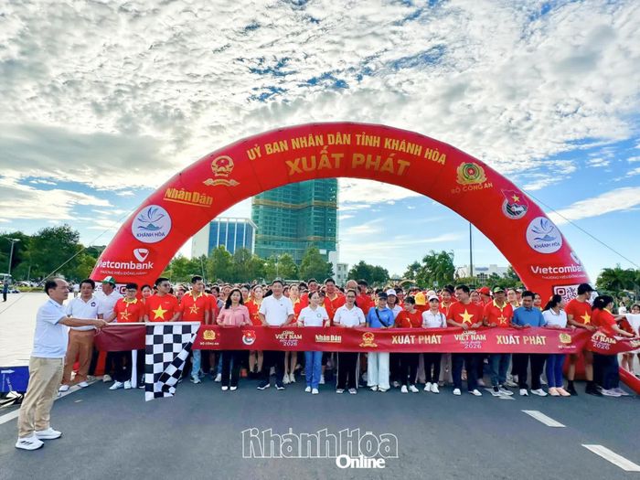Đông đảo lực lượng sẵn sàng xuất phát, tham gia đi bộ hưởng ứng chương trình “Cùng Việt Nam tiến bước” năm 2026.