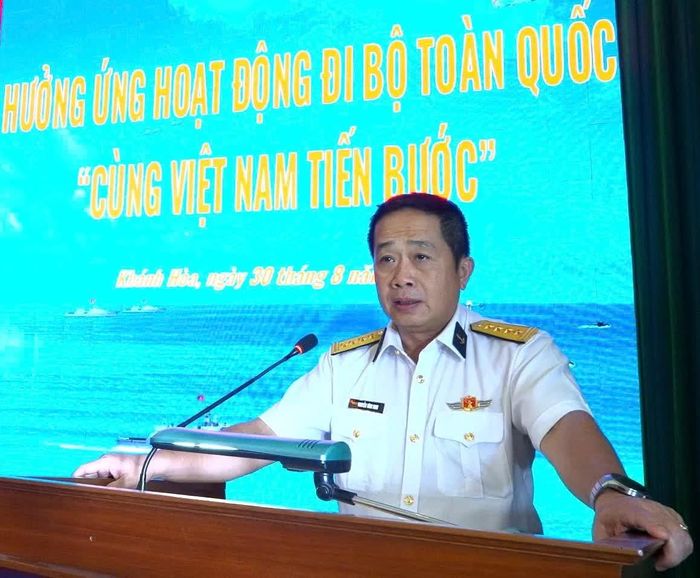 Đại tá Nguyễn Vĩnh Nam phát biểu động viên cán bộ, chiến sĩ trước khi tham gia hoạt động.