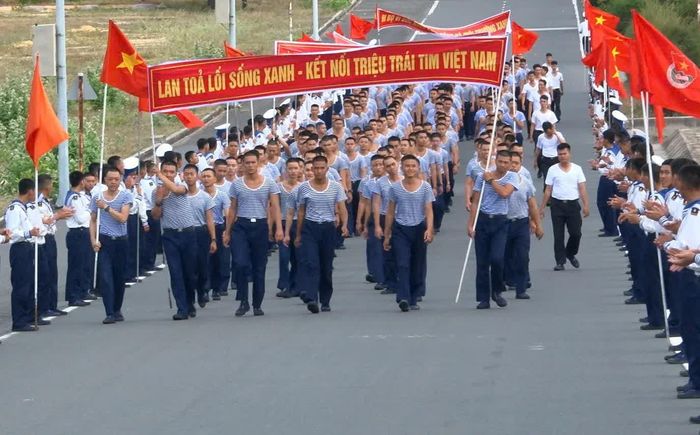 Cán bộ, chiến sĩ Trung tâm Huấn luyện Vùng 4 Hải quân tham gia đi bộ.