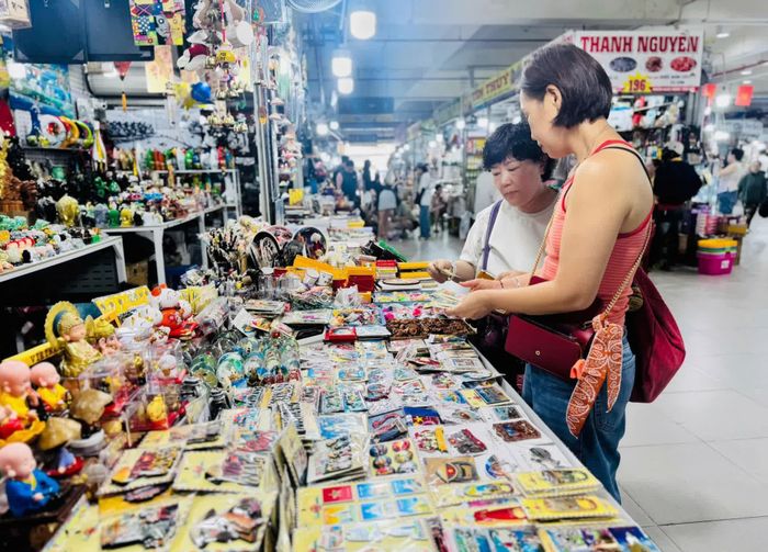 Khách du lịch mua sắm hàng lưu niệm tại chợ Đầm.
