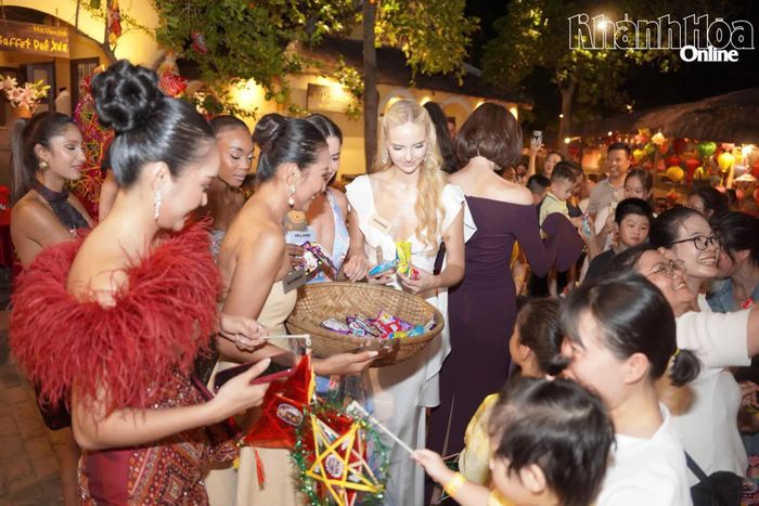Người đẹp Miss World vui hội Trung thu với thiếu nhi.