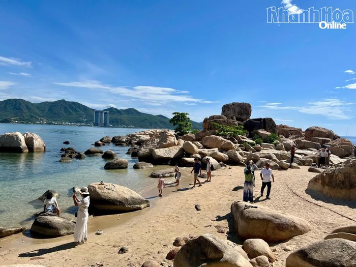 Nhiều du khách tham quan danh thắng Hòn Chồng.