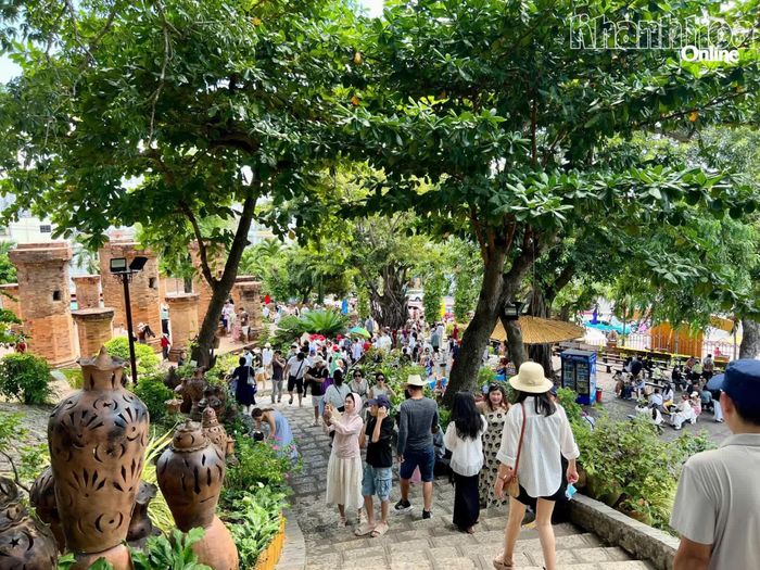 Đông đảo du khách tham quan tại Di tích quốc gia đặc biệt Tháp Bà Pô Nagar.