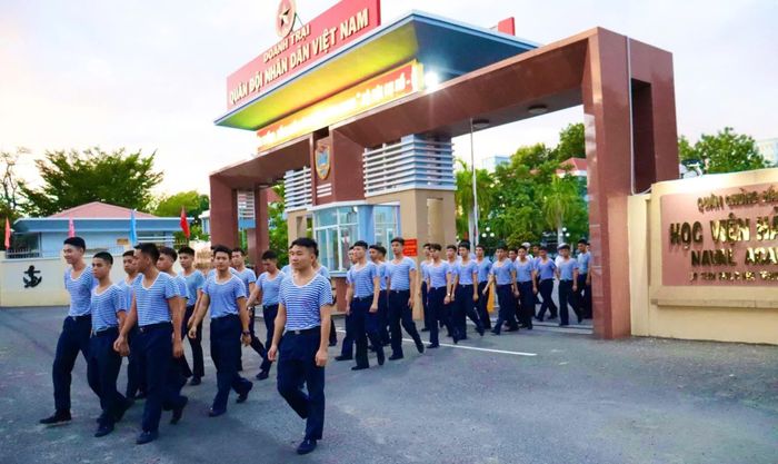 Cán bộ, học viên xuất phát hưởng ứng chương trình.