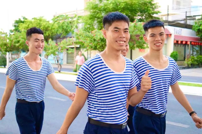Các học viên hào hứng tham gia đi bộ.