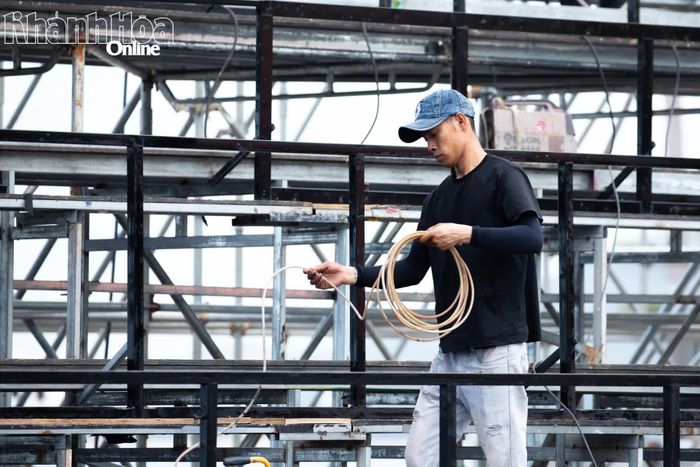 Hệ thống âm thanh, ánh sáng được đấu nối cẩn trọng.