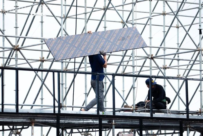 Nhân viên lắp đặt màn hình LED.