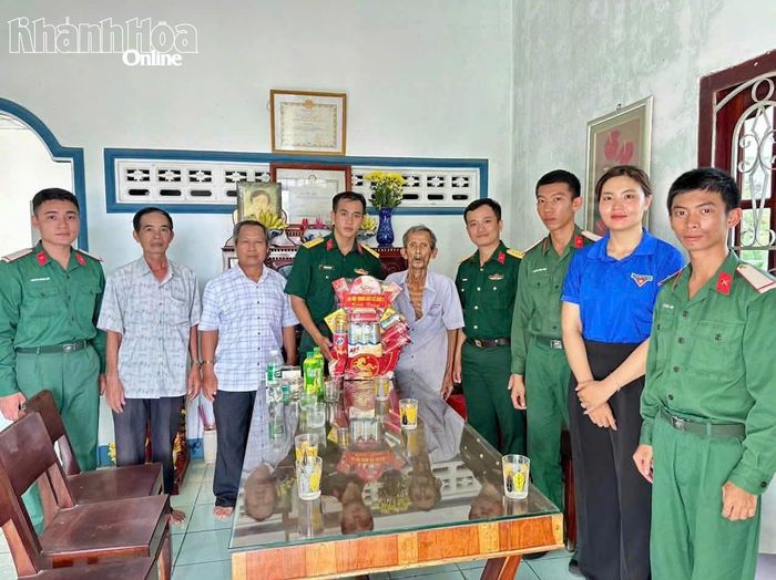 Chỉ huy đơn vị tặng quà cho gia đình chính sách.