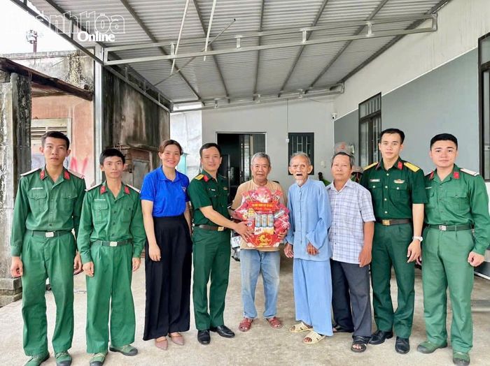 Chỉ huy đơn vị tặng quà cho gia đình chính sách.