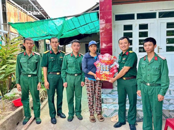 Chỉ huy đơn vị tặng quà cho gia đình quân nhân có hoàn cảnh khó khăn.
