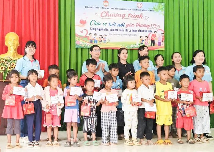 Tặng quà cho trẻ em, học sinh dân tộc thiểu số.