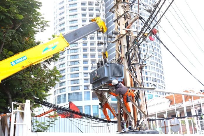 Công nhân lắp máy biến áp tại 46 Trần Phú, phường Nha Trang.
