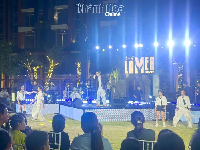 Quang cảnh đêm nhạc.