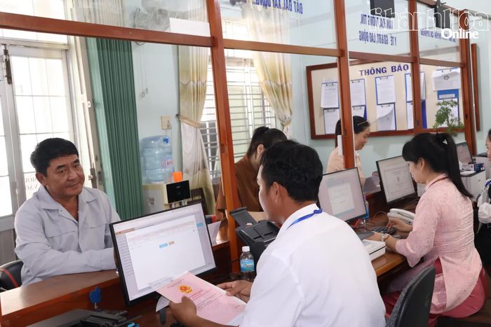 Người dân đến làm thủ tục tại Trung tâm Phục vụ Hành chính công xã Cam Hiệp.