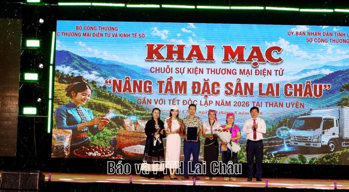 ... trao quyết định thành lập Chi nhánh Câu lạc bộ KOL và KOC tỉnh Lai Châu.