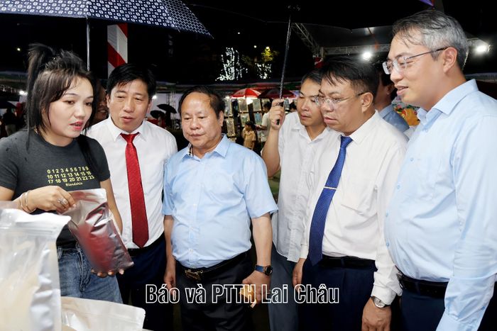 Đồng chí Tống Thanh Hải - Phó Chủ tịch Thường trực UBND tỉnh và các đại biểu tham quan các gian hàng tại sự kiện.