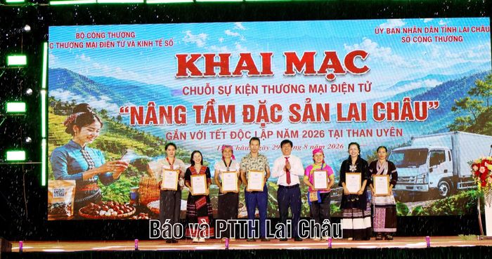 Đồng chí Vương Thế Mẫn – Giám đốc Sở Công thương trao thư cảm ơn cho các KOL/KOC và các đơn vị đồng hành.