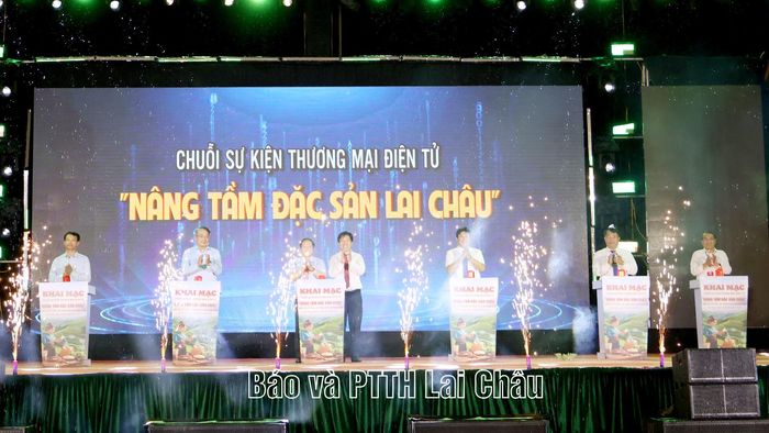 Đại biểu thực hiện nghi thức bấm nút khai mạc chuỗi sự kiện.