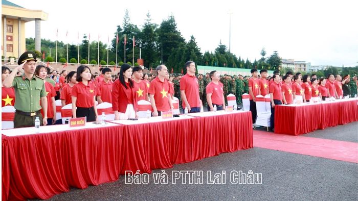 Đại biểu dự Chương trình tại Quảng trường Nhân dân tỉnh.