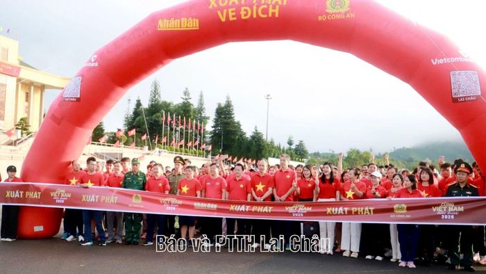Các đồng chí lãnh đạo tỉnh, cán bộ, đảng viên, lực lượng vũ trang và nhân dân hưởng ứng đi bộ.