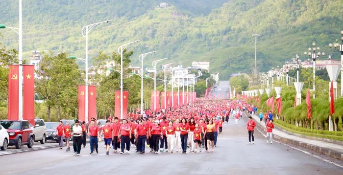 Cán bộ, công chức, viên chức, học sinh, sinh viên, lực lượng vũ trang và nhân dân tỉnh Lai Châu hưởng ứng Chương trình đi bộ "Cùng Việt Nam tiến bước" năm 2026.