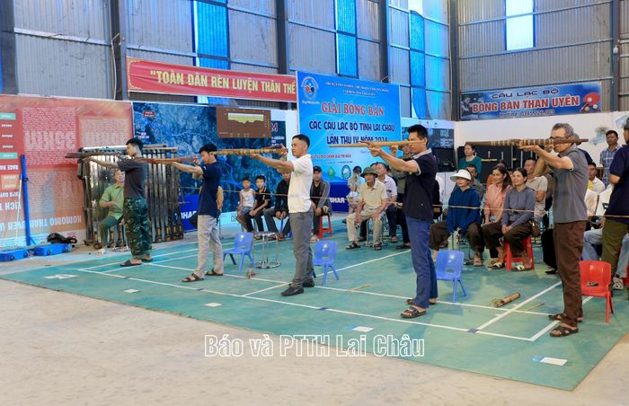Các vận động viên thi đấu môn bắn nỏ.