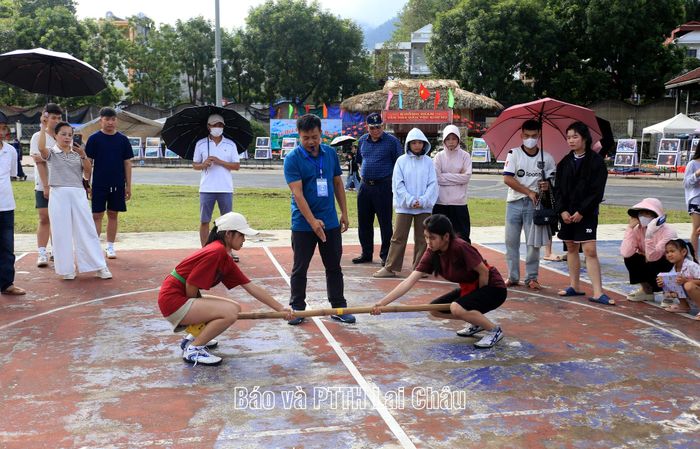 Các vận động viên tranh tài ở môn đẩy gậy.