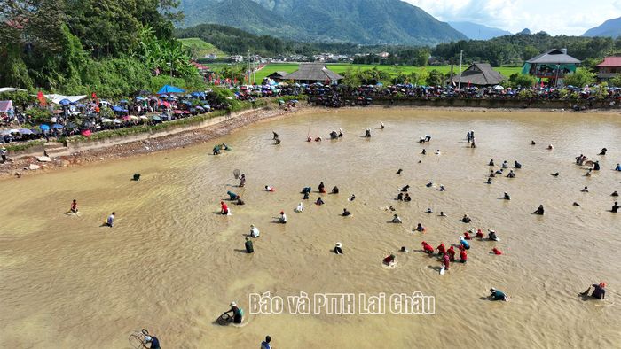 Toàn cảnh khu vực hội thi bắt cá tại hồ Khiêng Ngà.