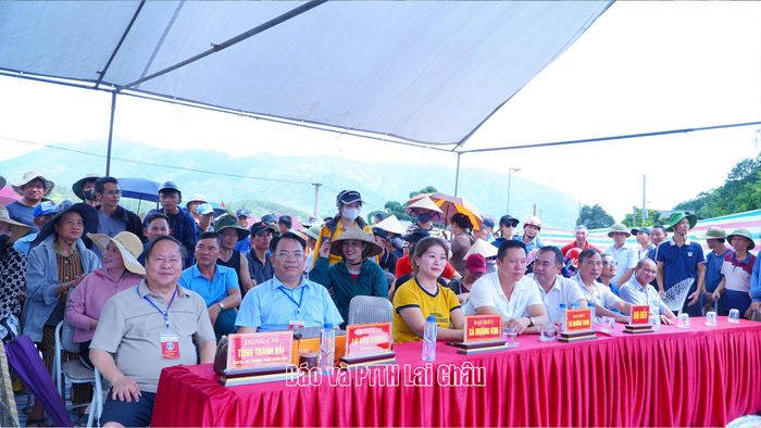 Các đại biểu tham dự hội thi bắt cá.