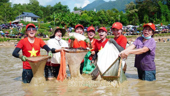 Niềm vui của các đội thi khi bắt được cá.