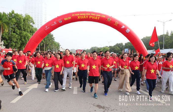 Các đại biểu cùng đông đảo người dân tham gia hoạt động đi bộ trong chương trình