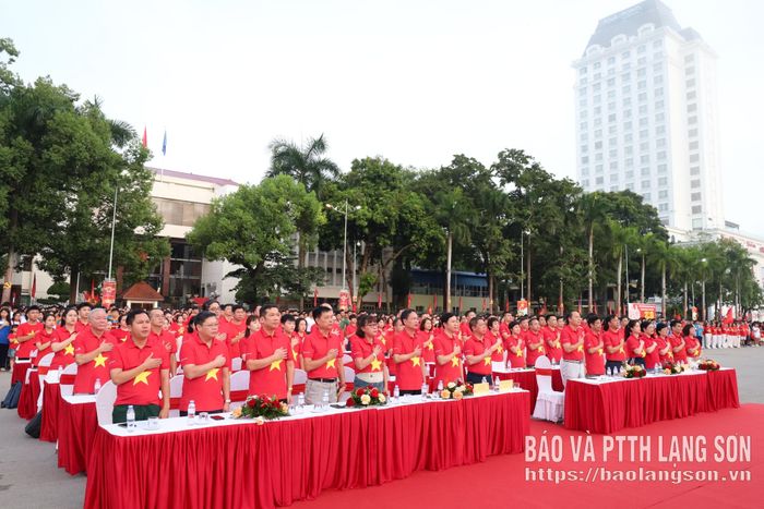 Các đại biểu thực hiện nghi lễ chào cờ