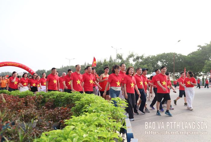 Các đại biểu tham gia đi bộ trong chương trình