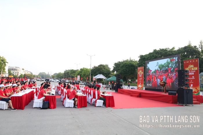 Các đại biểu và người dân theo dõi chương trình được tiếp sóng từ điểm cầu chính tại Hà Nội