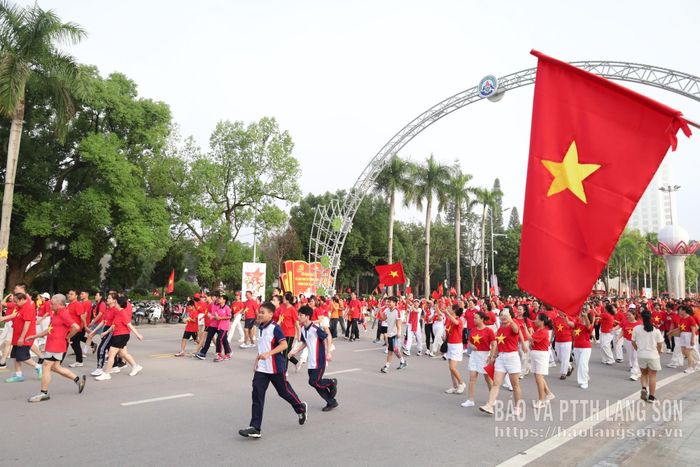 Đông đảo người dân tham gia chương trình