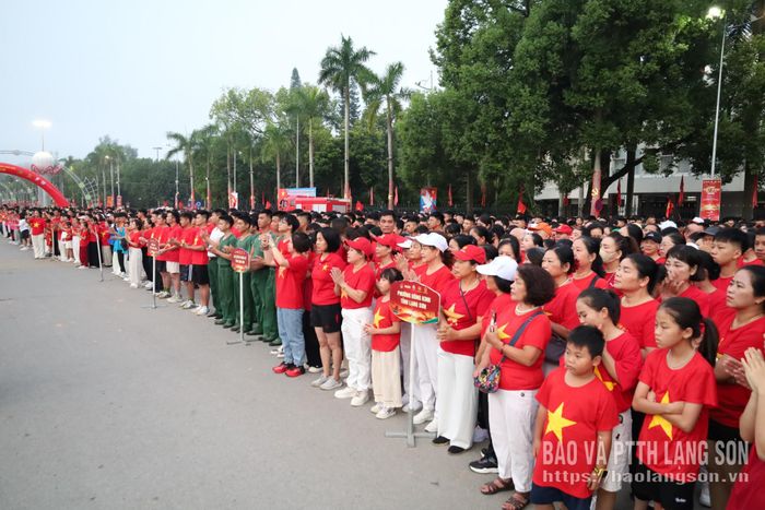 Các lực lượng cùng đông đảo người dân tham gia chương trình