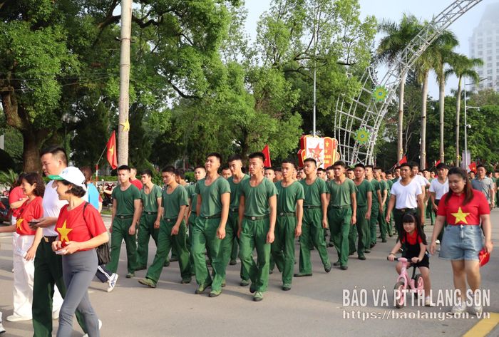 Lực lượng vũ trang tham gia chương trình đi bộ