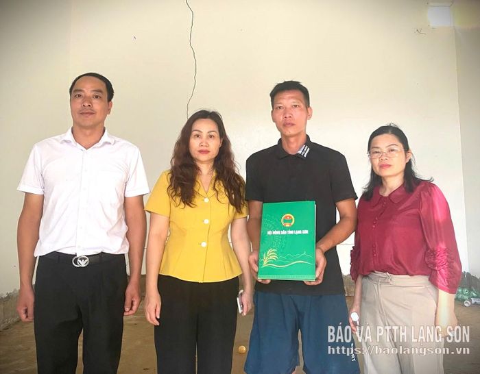 Lãnh đạo Hội Nông dân tỉnh thăm hỏi, trao kinh phí hỗ trợ cho hội viên nông dân bị ảnh hưởng bởi mưa lũ tại phường Đông Kinh