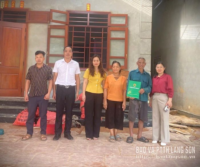 Lãnh đạo Hội Nông dân tỉnh thăm hỏi, trao kinh phí hỗ trợ cho hội viên nông dân bị ảnh hưởng bởi mưa lũ tại phường Đông Kinh