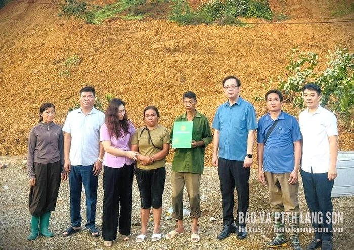 Lãnh đạo Hội Nông dân tỉnh thăm hỏi, trao kinh phí hỗ trợ cho hội viên nông dân bị ảnh hưởng bởi mưa lũ tại xã Na Sầm