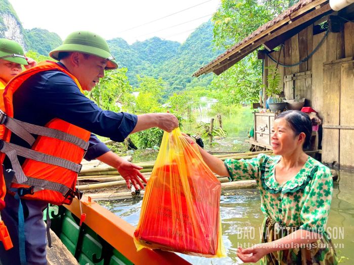 Lãnh đạo Sở Nông nghiệp và Môi trường trao quà hỗ trợ cho hộ dân vùng ngập úng trên địa bàn xã