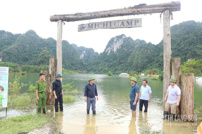 Đoàn kiểm tra của Sở Nông nghiệp và Môi trường kiểm tra tình hình ngập úng trên địa bàn xã Hữu Liên