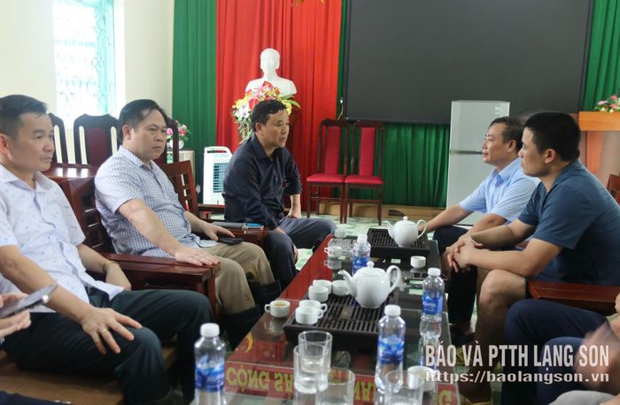 Lãnh đạo UBND xã Hữu Liên thông tin nhanh về tình hình ngập úng và công tác khắc phục hậu quả mưa bão trên địa bàn xã