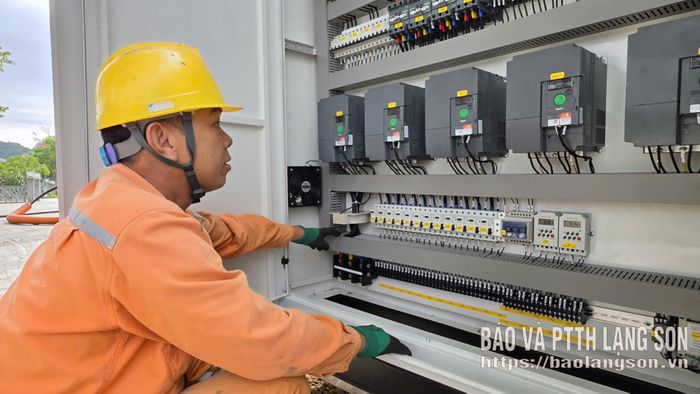Đơn vị thi công đang kiểm tra hệ thống tủ điện phun nước