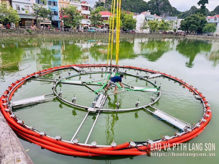 Đơn vị thi công đưa hệ thống đài phun nước xuống lòng hồ