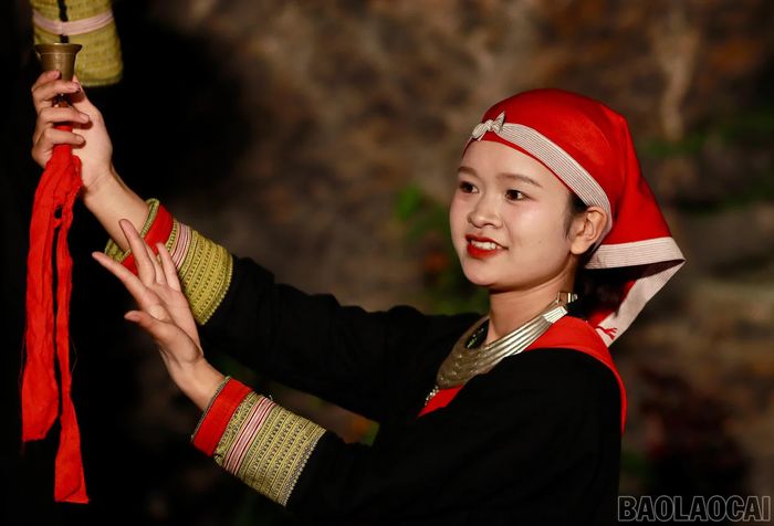 Sắc đỏ nổi bật trên trang phục truyền thống của các nữ diễn viên tham gia chương trình tối 29/8.