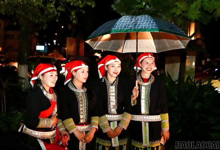 Vẻ đẹp của trang phục, trang sức và các đạo cụ truyền thống được giới thiệu sinh động tại chương trình tái hiện Phiên chợ vùng cao và Chợ tình Sa Pa.