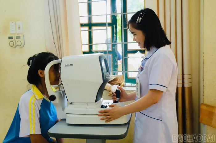 Các bác sĩ Bệnh viện Đa khoa số 2 tỉnh khám, sàng lọc các bệnh lý về mắt cho học sinh Trường THPT số 1 Bát Xát.