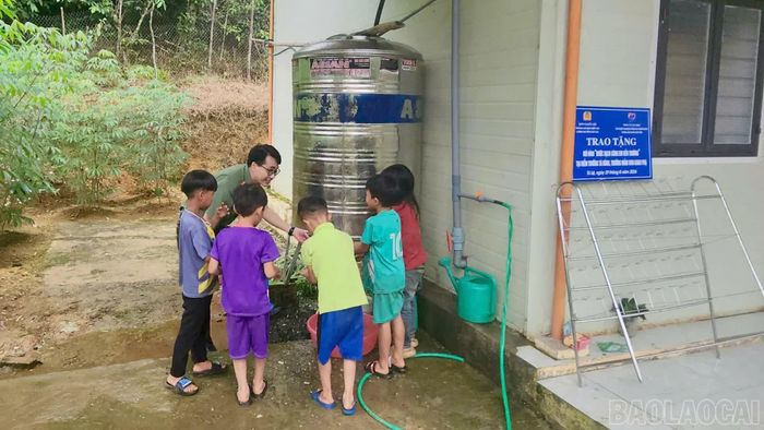 Nguồn nước sạch đã được đưa về điểm trường, giúp giáo viên và học sinh yên tâm hơn về điều kiện sinh hoạt, học tập trong năm học mới.