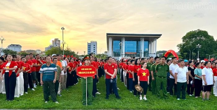 Đông đảo cán bộ, chiến sĩ và Nhân dân Lào Cai tham gia Chương trình đi bộ “Cùng Việt Nam tiến bước” năm 2026.